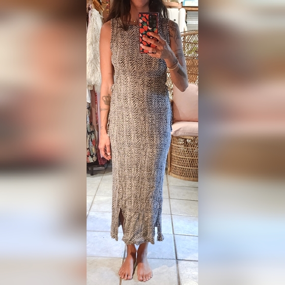 Vintage dress. The fabric stretches,so it fits an extra small  to a medium size. - Picture 4 of 8